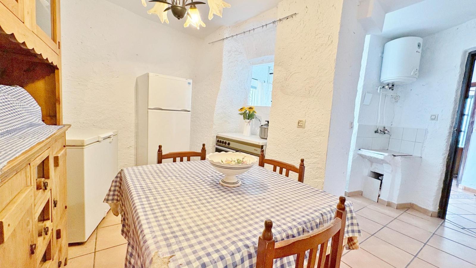 House for Sale in Válor
