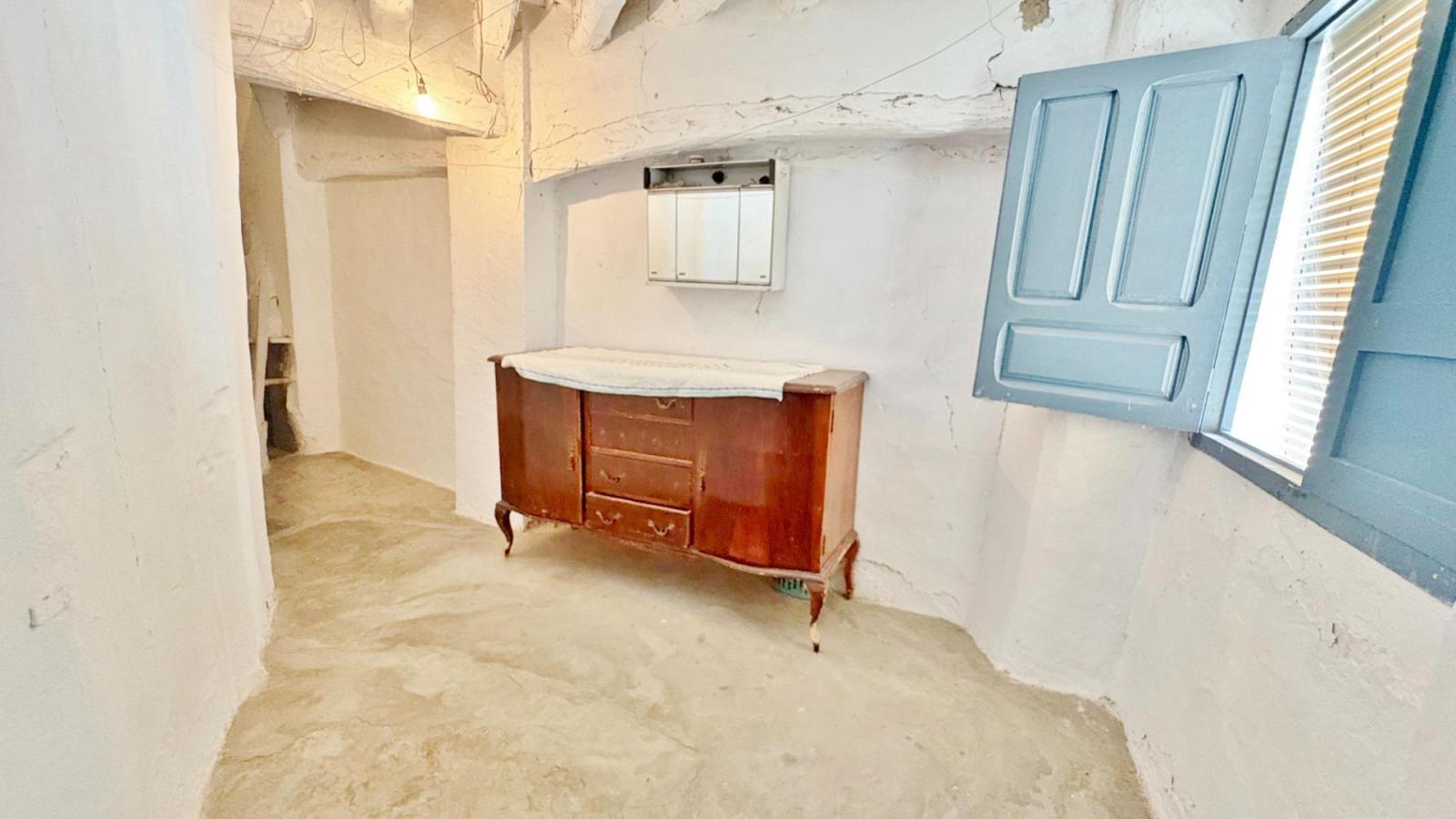 House for Sale in Válor
