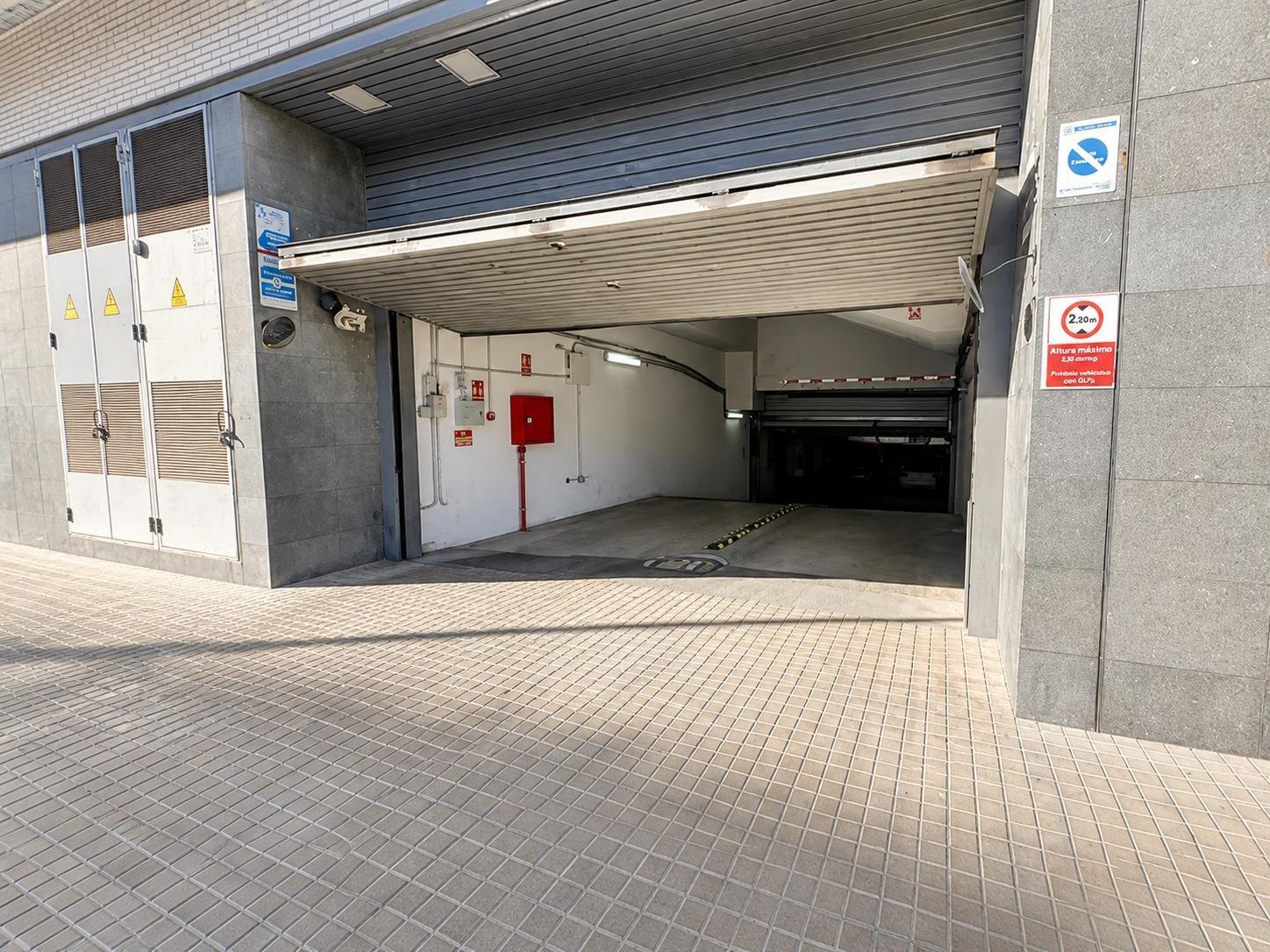 Garage for Sale in Badalona