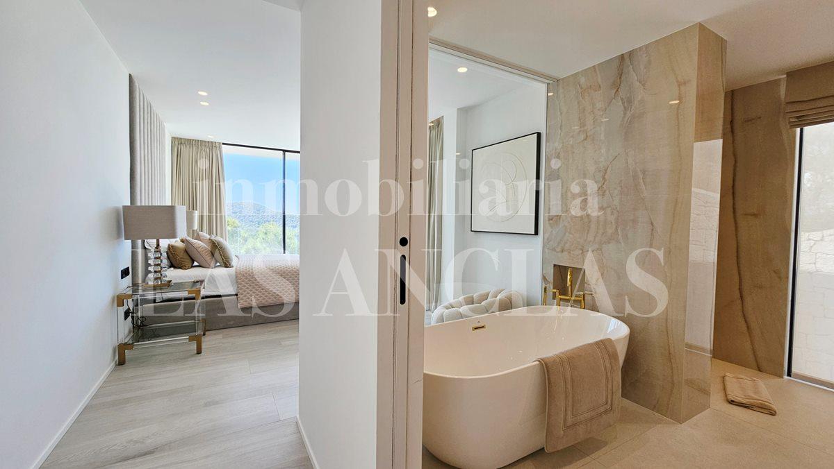Villa for Sale in Santa Eulalia del Río