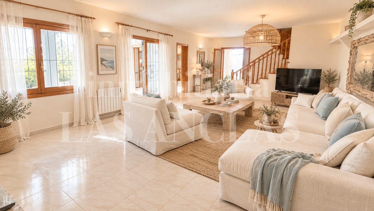 Villa for Sale in Santa Eulalia del Río