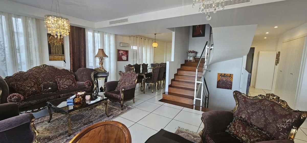 Villa for Sale in Benalmádena