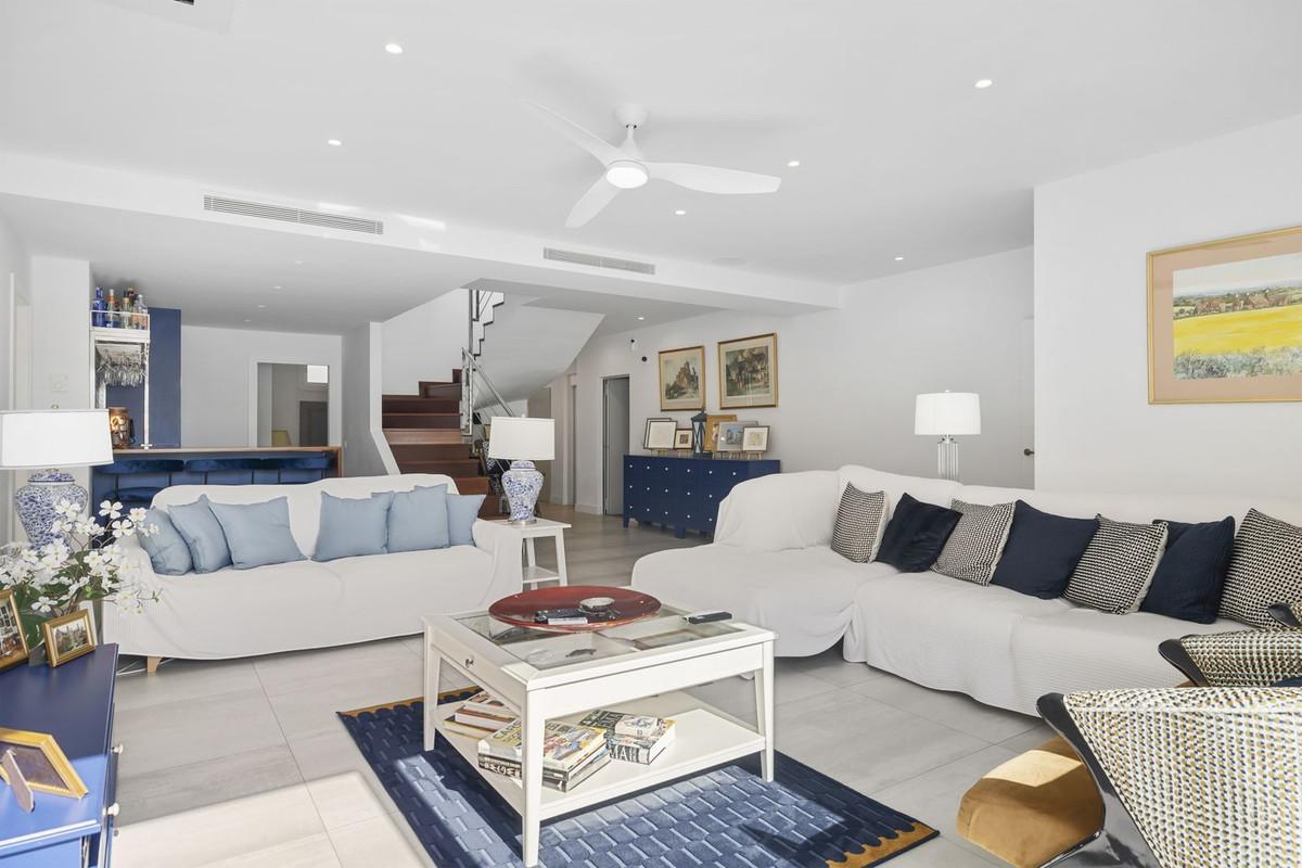Villa for Sale in Benalmádena