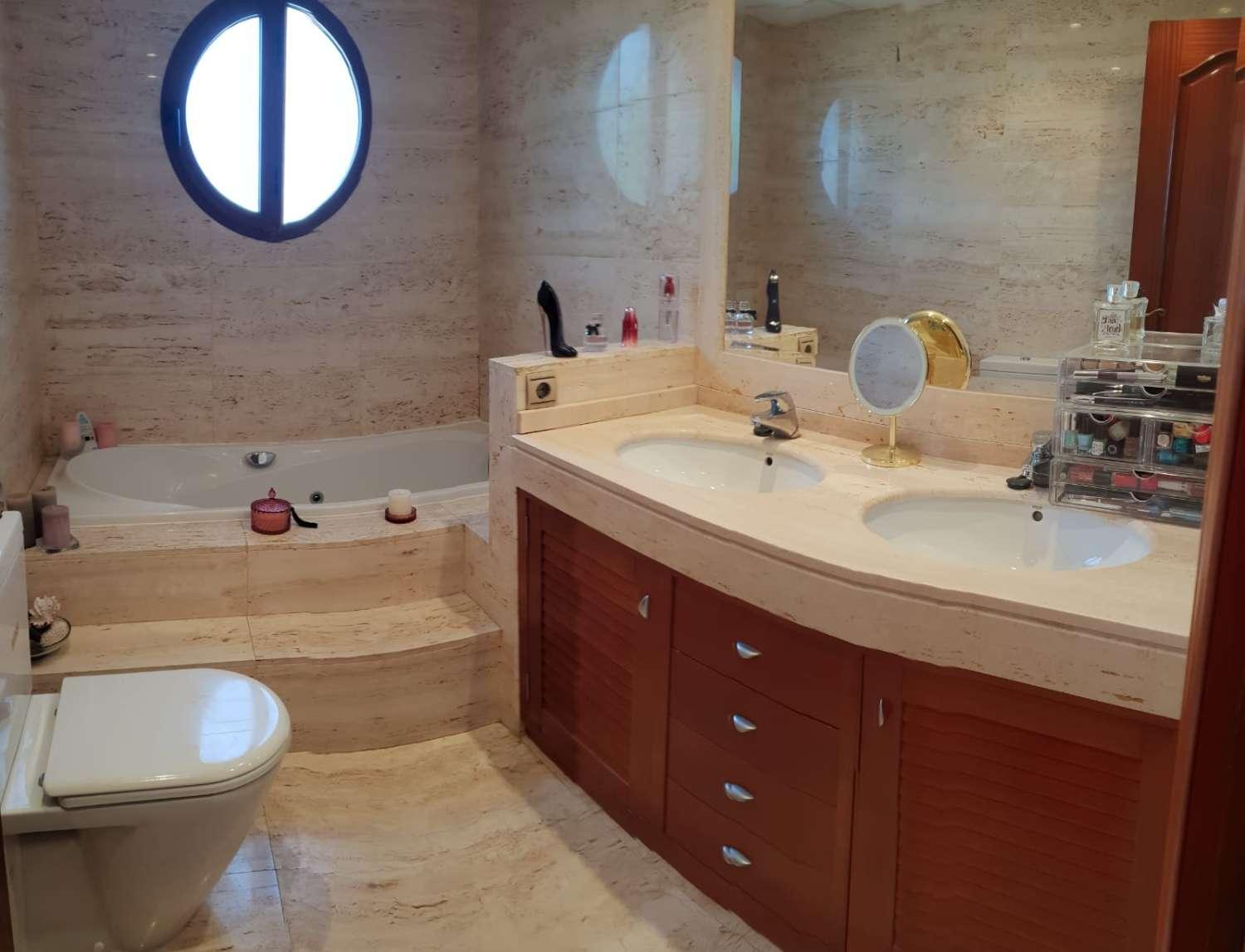 Villa for Sale in Alhaurín de la Torre