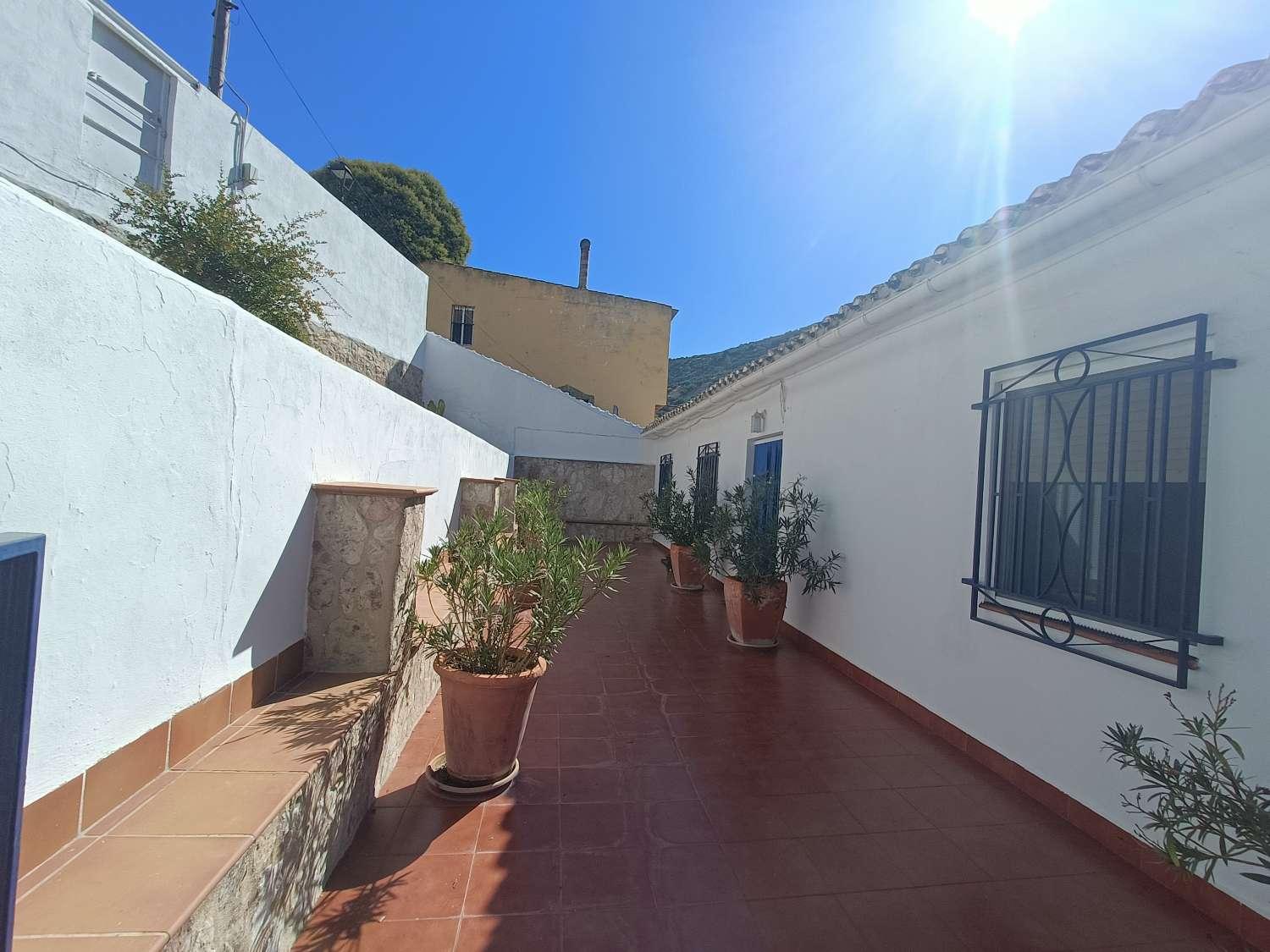 House for Sale in Algarinejo