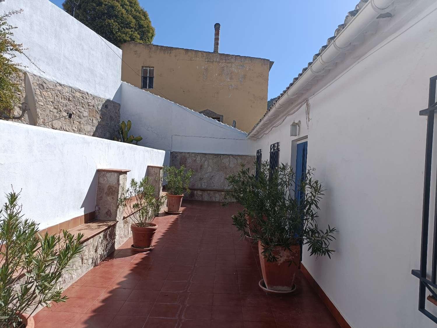 House for Sale in Algarinejo