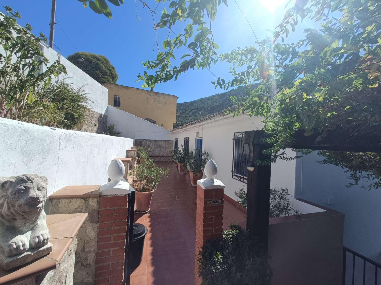 House for Sale in Algarinejo