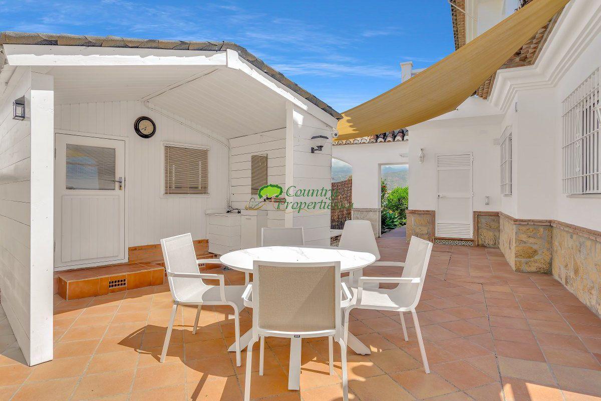 Villa for Sale in Vélez-Málaga