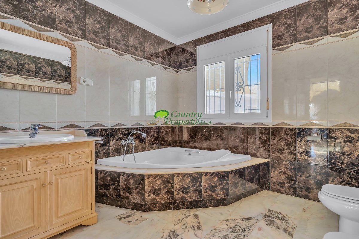 Villa for Sale in Vélez-Málaga
