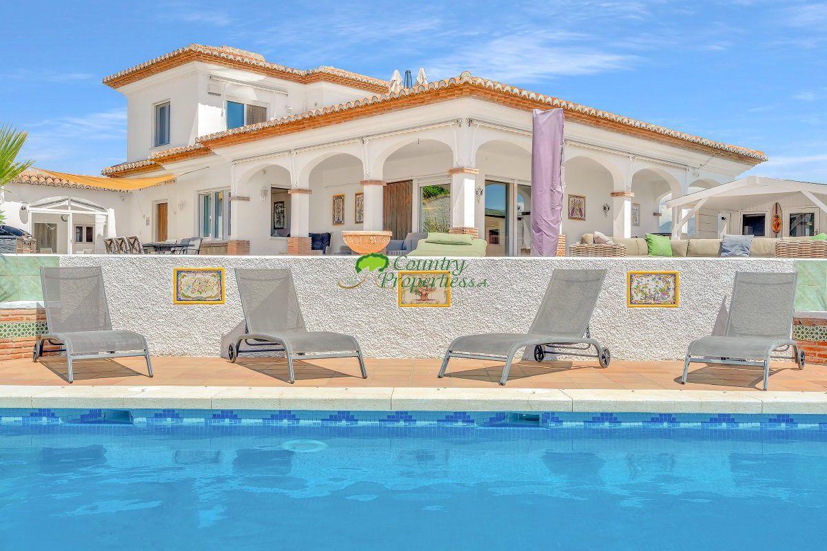 Villa for Sale in Vélez-Málaga