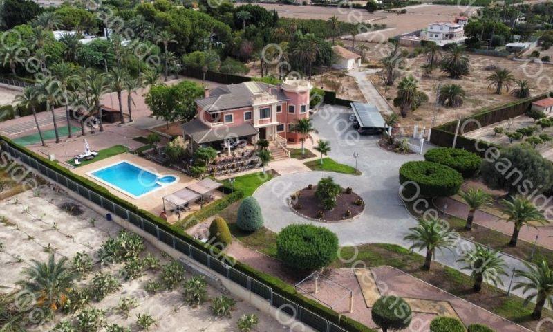 Villa for Sale in Elche
