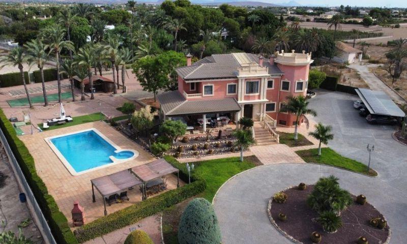 Villa for Sale in Elche