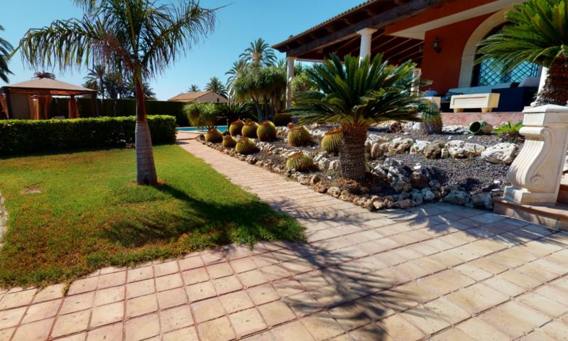 Villa for Sale in Elche