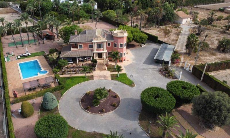 Villa for Sale in Elche