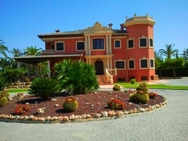Villa for Sale in Elche