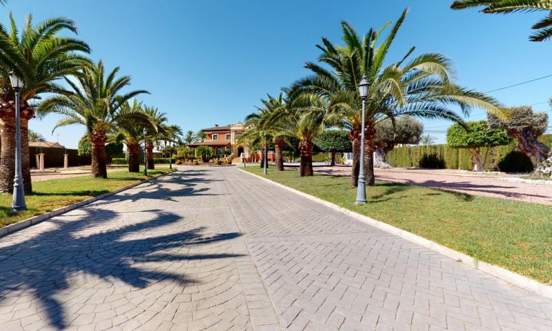 Villa for Sale in Elche