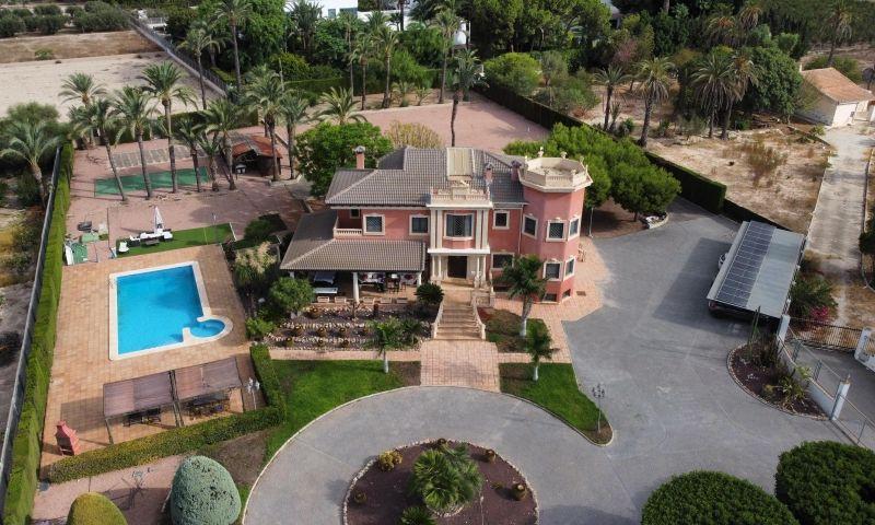 Villa for Sale in Elche
