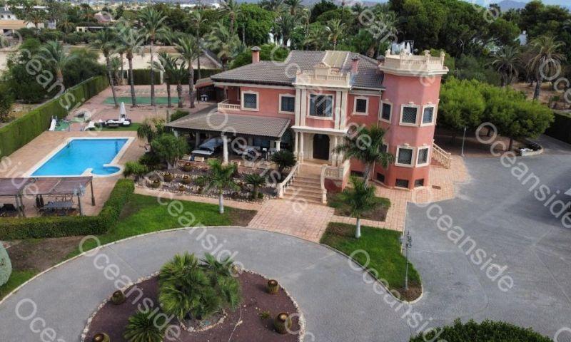 Villa for Sale in Elche