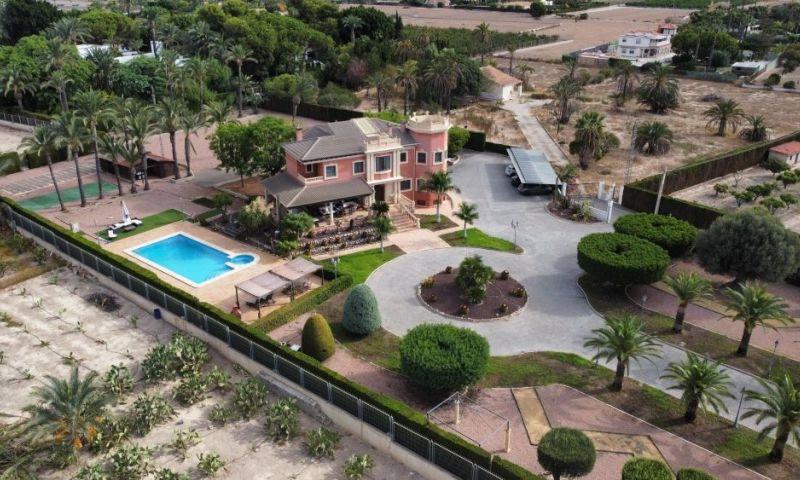 Villa for Sale in Elche