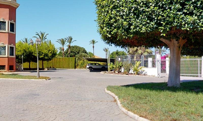 Villa for Sale in Elche