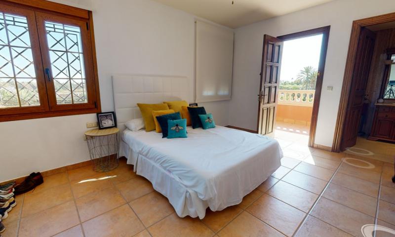Villa for Sale in Elche