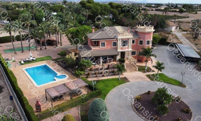 Villa for Sale in Elche