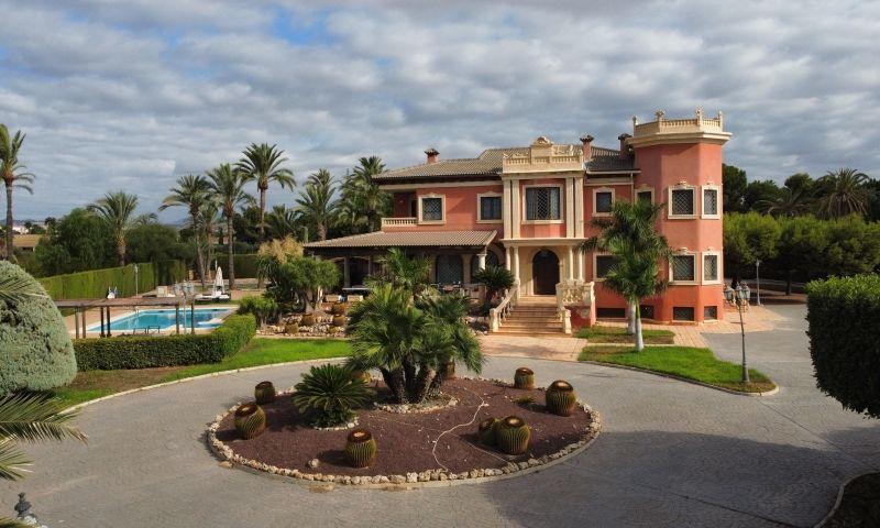 Villa for Sale in Elche