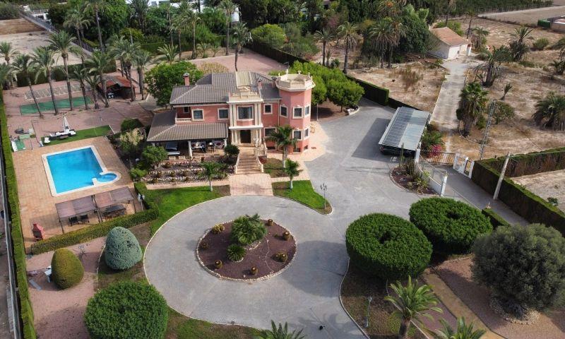 Villa for Sale in Elche