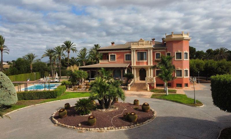 Villa for Sale in Elche