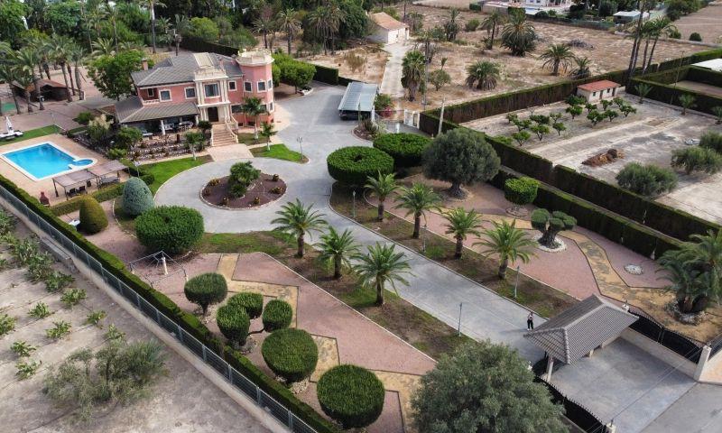 Villa for Sale in Elche