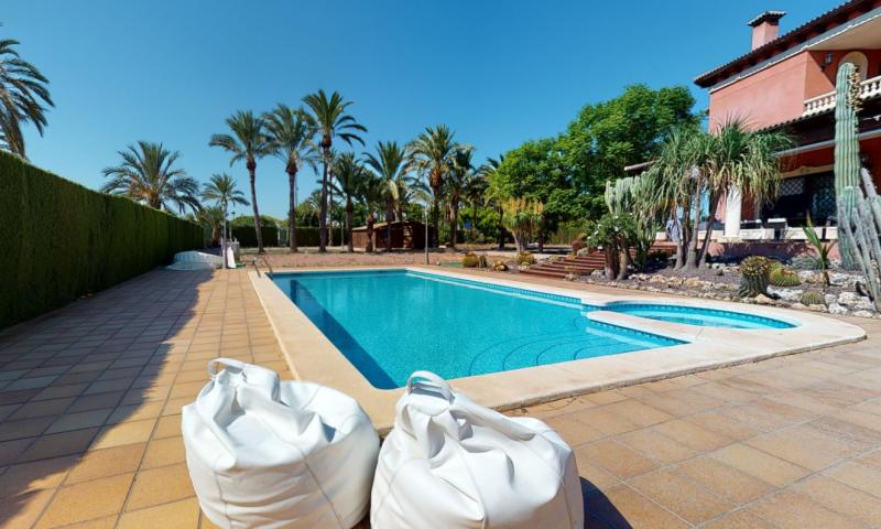 Villa for Sale in Elche