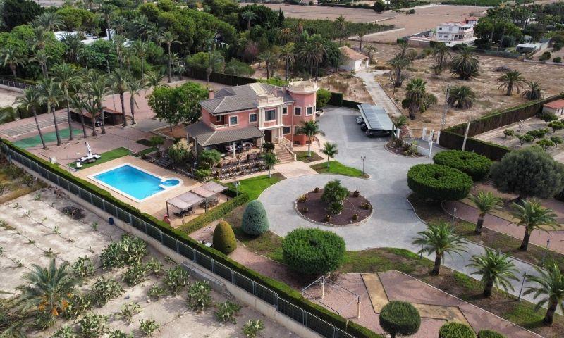 Villa for Sale in Elche