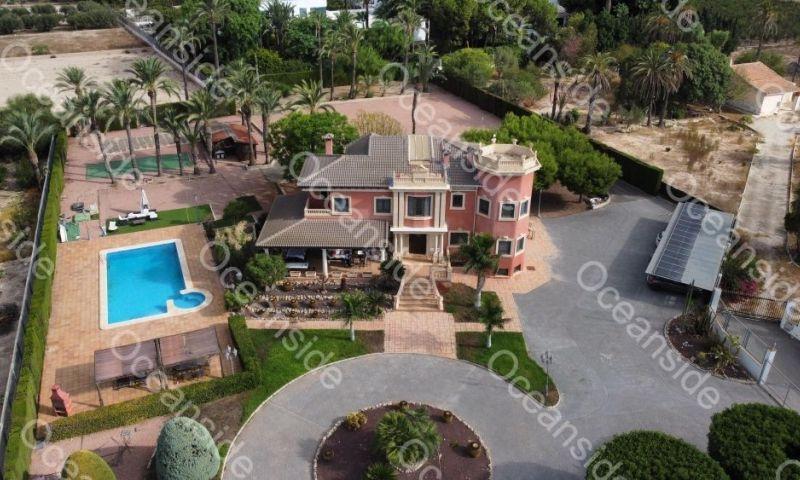 Villa for Sale in Elche