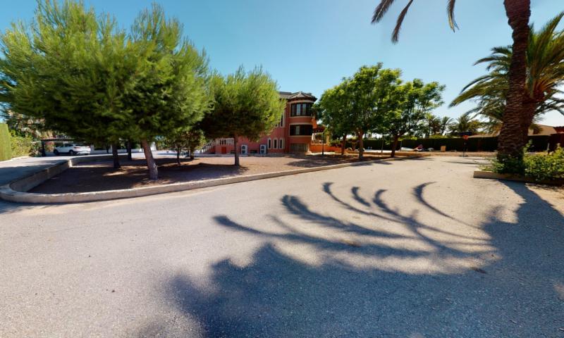 Villa for Sale in Elche