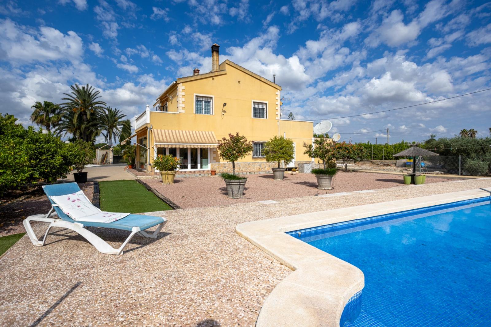 Villa for Sale in Elche