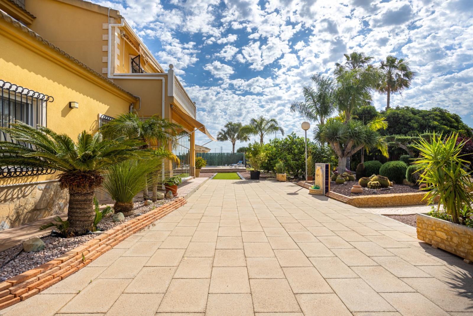 Villa for Sale in Elche