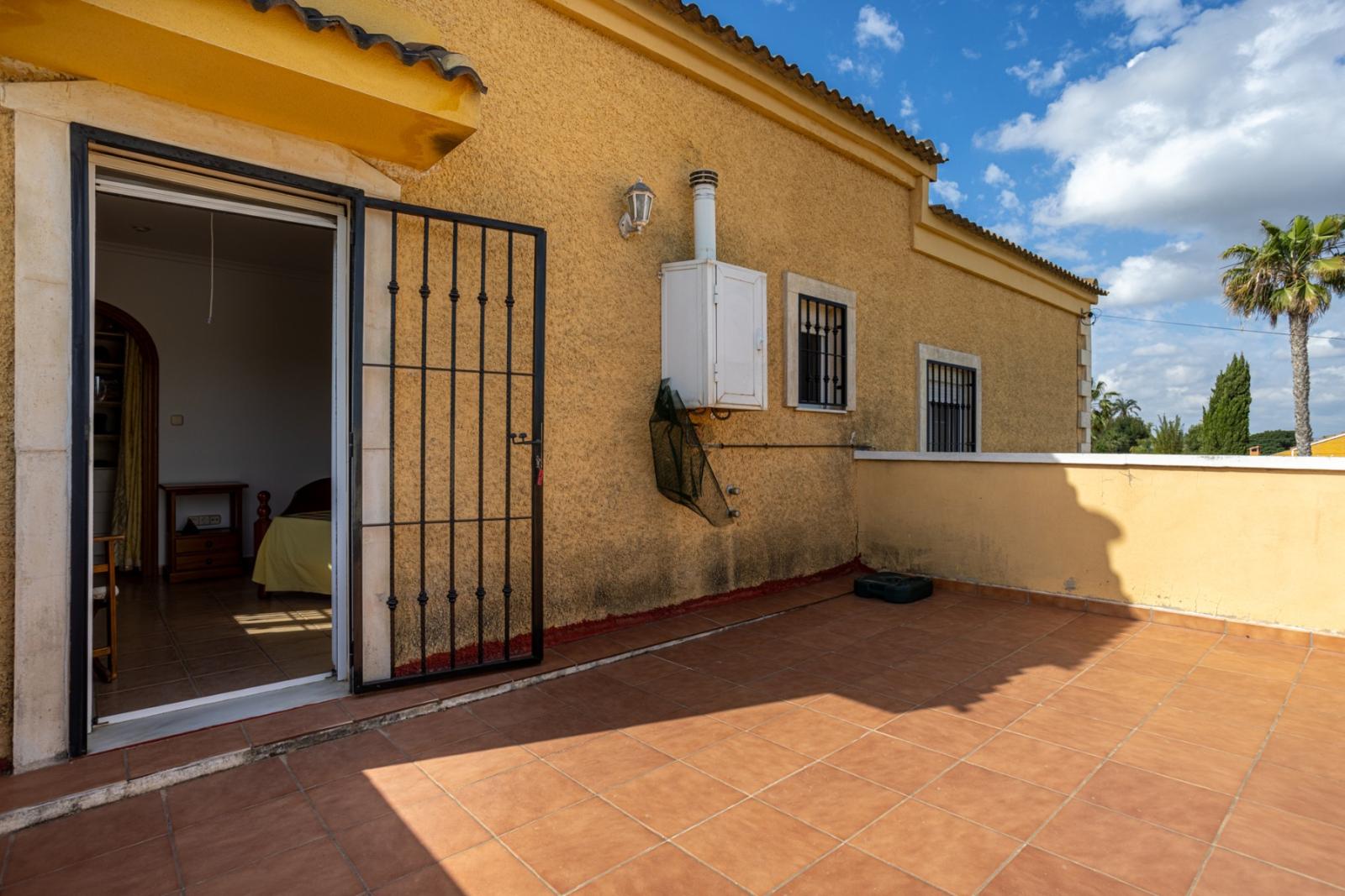 Villa for Sale in Elche