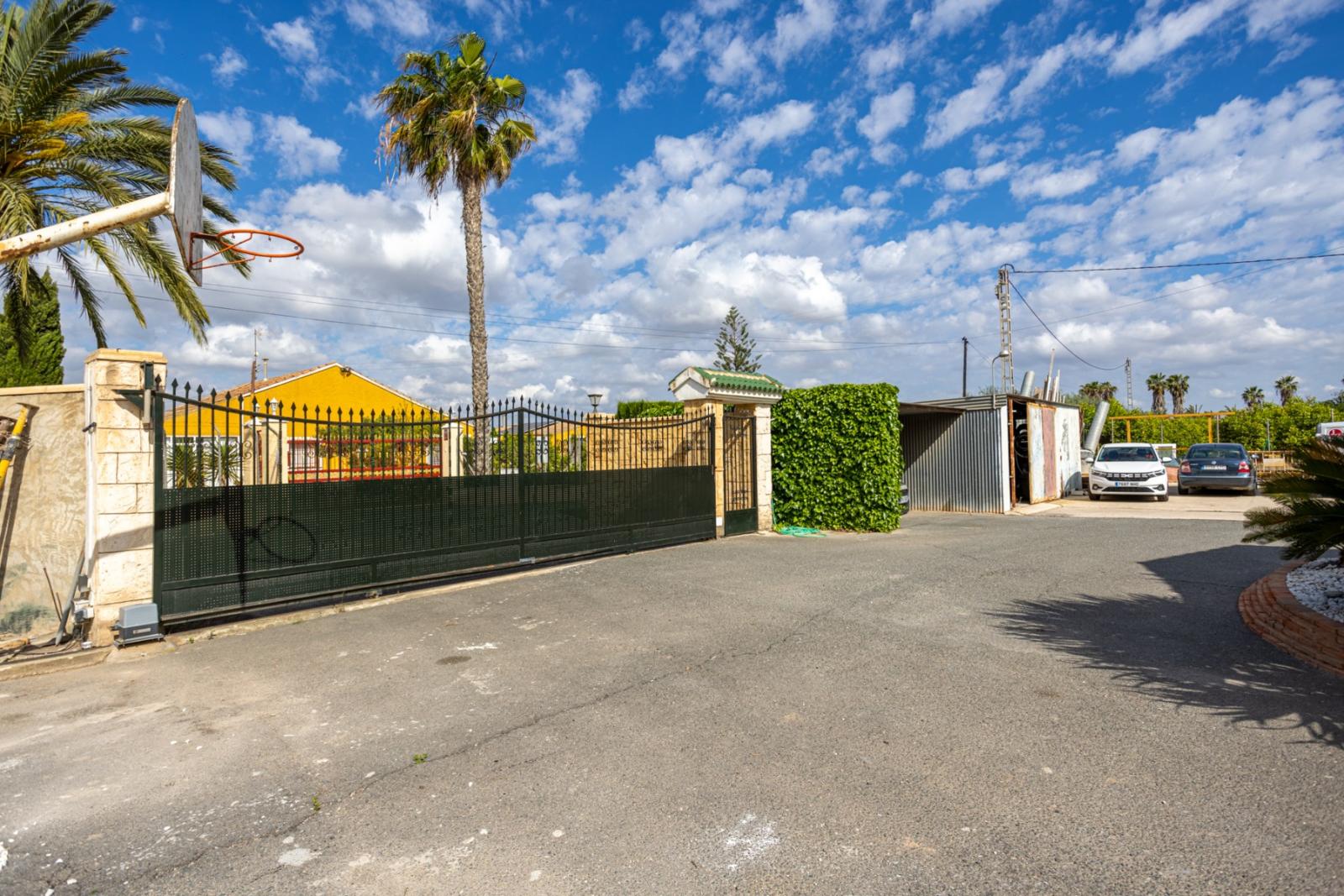 Villa for Sale in Elche