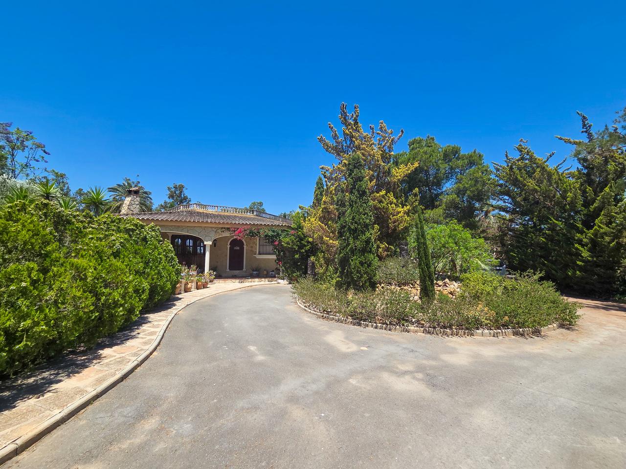 Villa for Sale in Elche