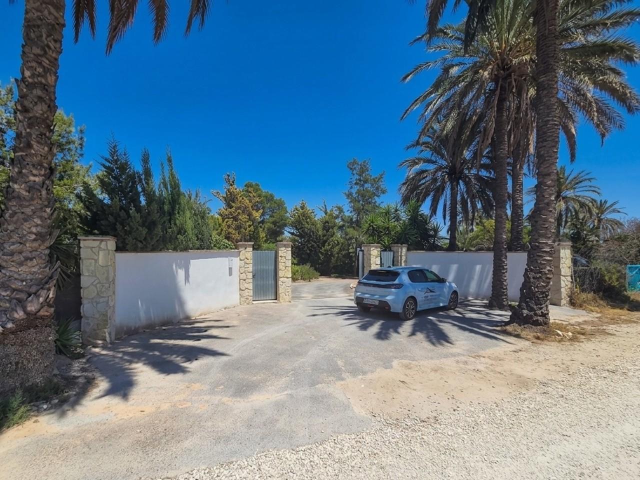 Villa for Sale in Elche