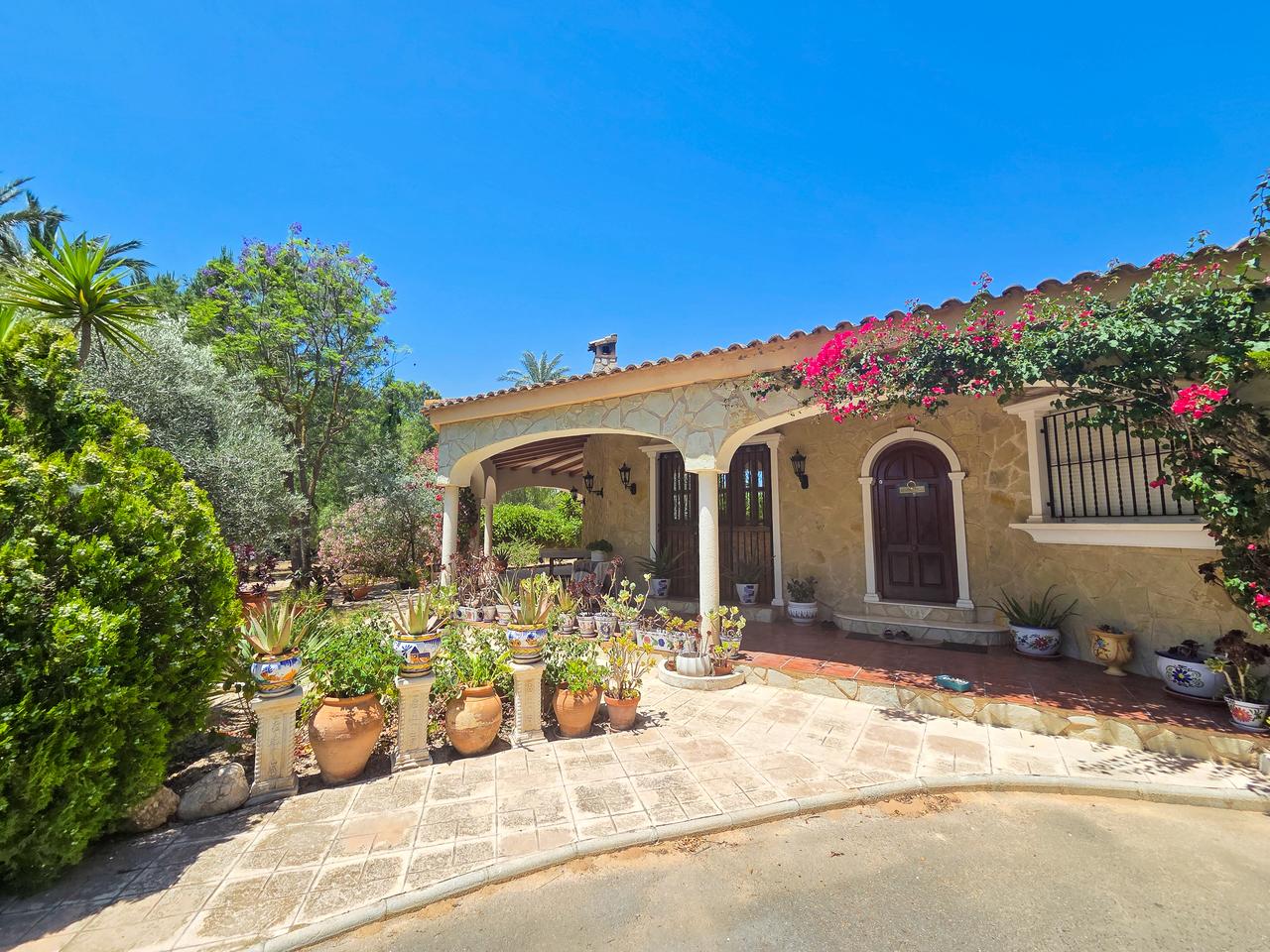 Villa for Sale in Elche
