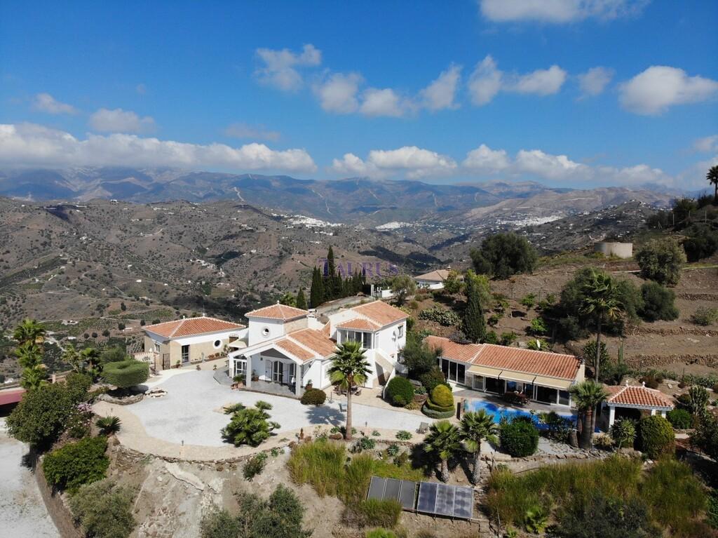 Villa for Sale in Sayalonga