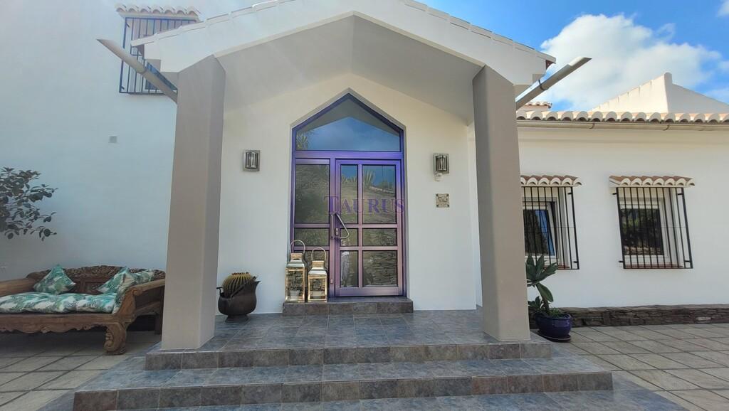 Villa for Sale in Sayalonga