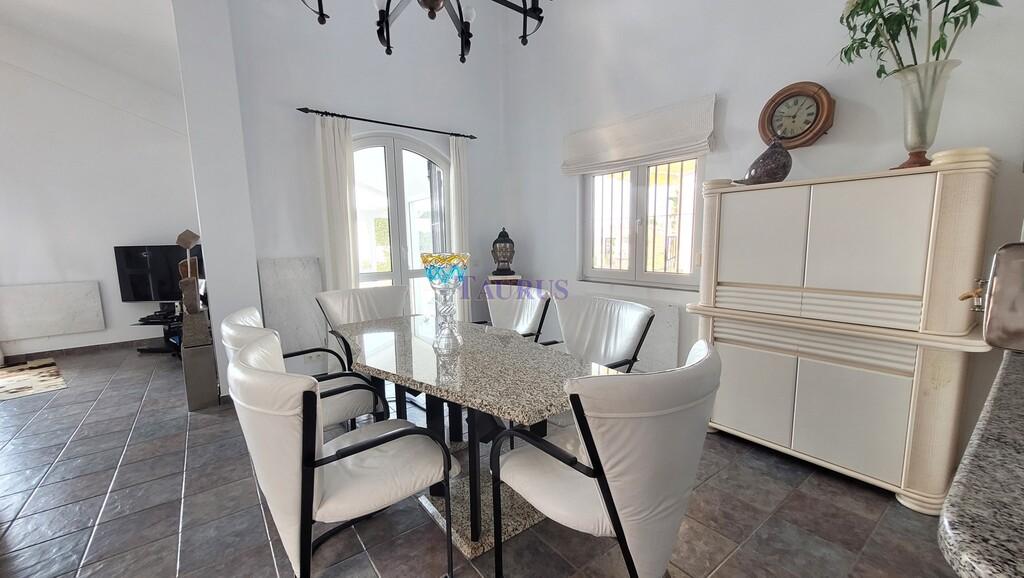 Villa for Sale in Sayalonga