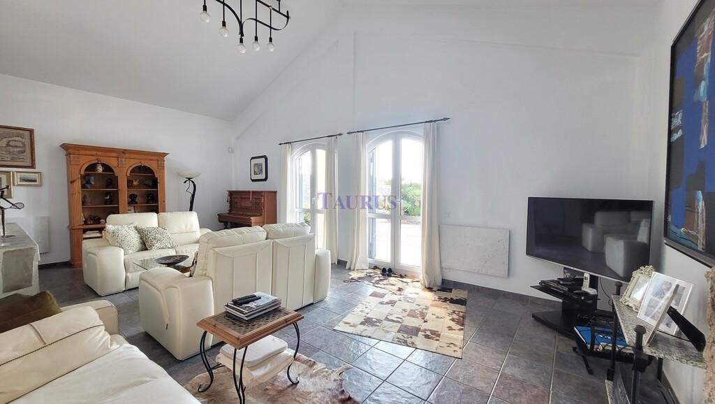 Villa for Sale in Sayalonga