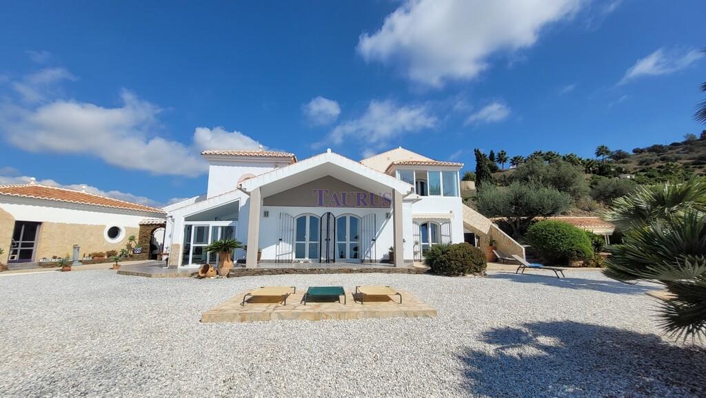 Villa for Sale in Sayalonga