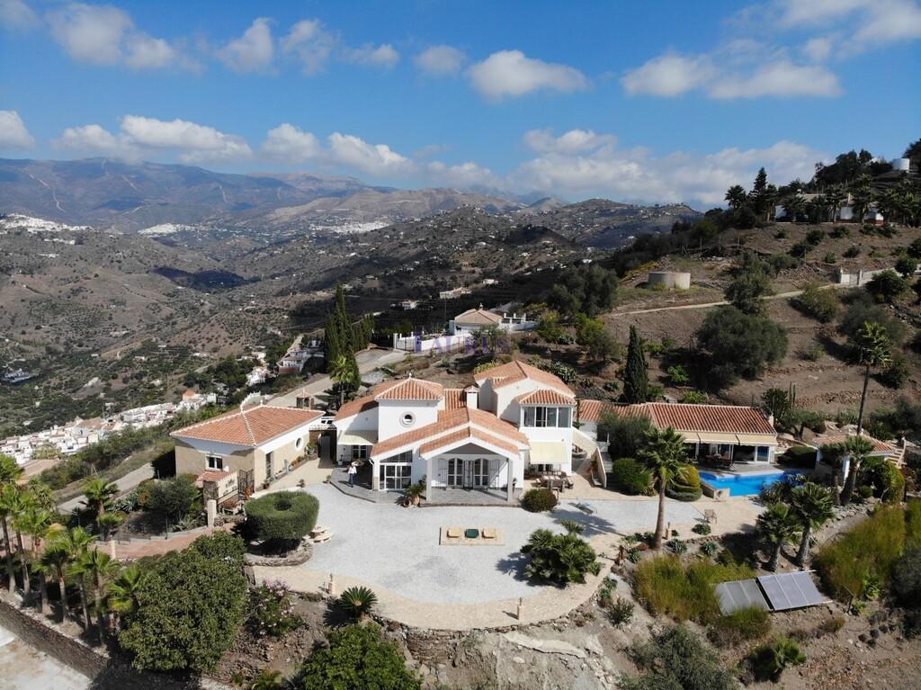 Villa for Sale in Sayalonga