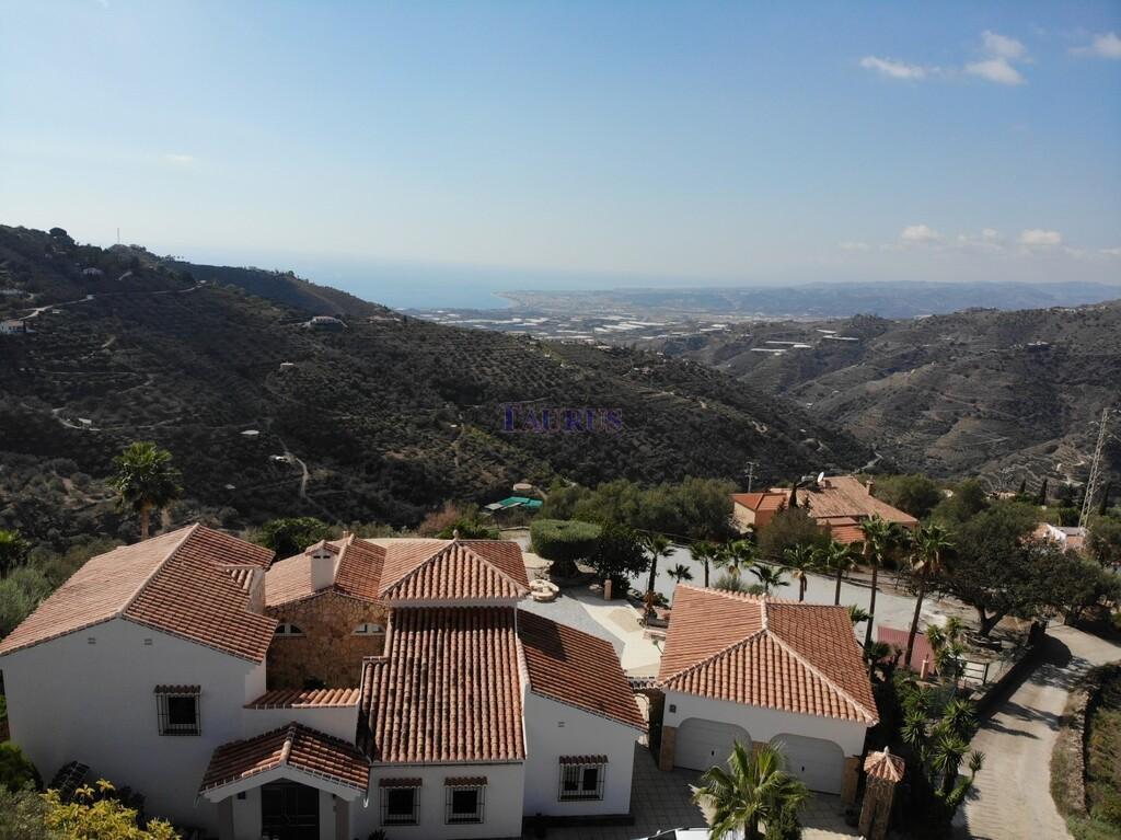 Villa for Sale in Sayalonga