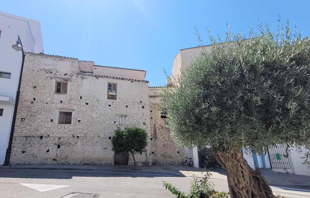 House for Sale in Salares