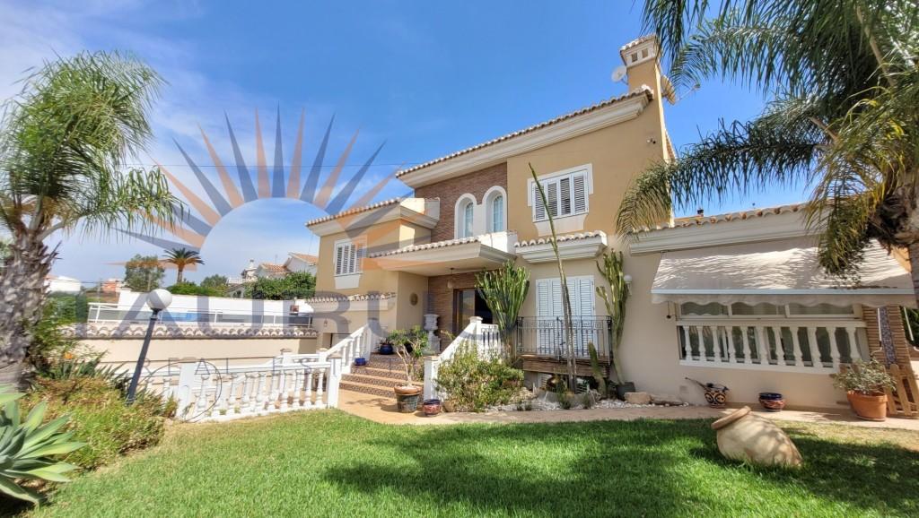 Villa for Sale in Caleta de Vélez